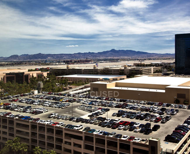 Vista aérea del estacionamiento con vehículos en el aeropuerto, Las Vegas, Nevada - foto de stock