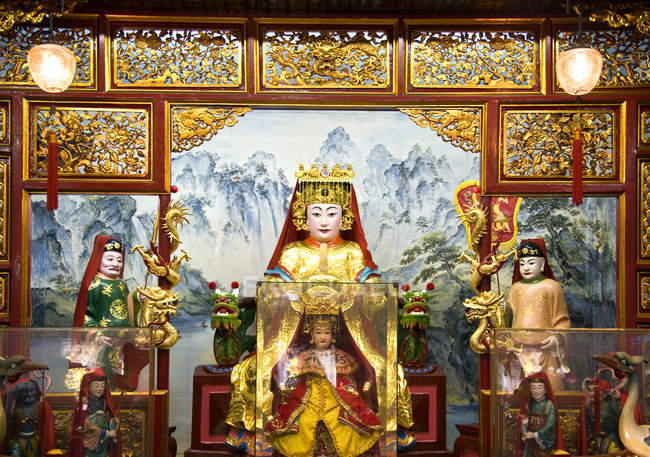 Estatuas y decoraciones del templo cantonés, Hoi An, Vietnam, Asia - foto de stock