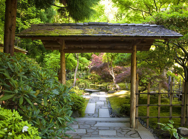 Jardín japonés con cenador de madera en Portland, Estados Unidos - foto de stock
