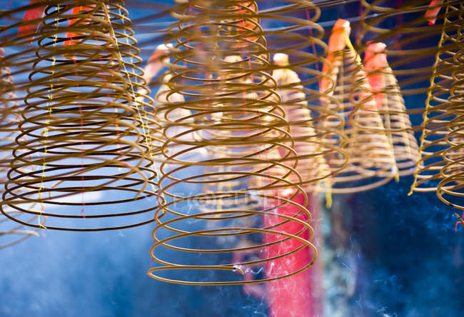 Close-up de pendurar bobinas de incenso em fumaça — Fotografia de Stock