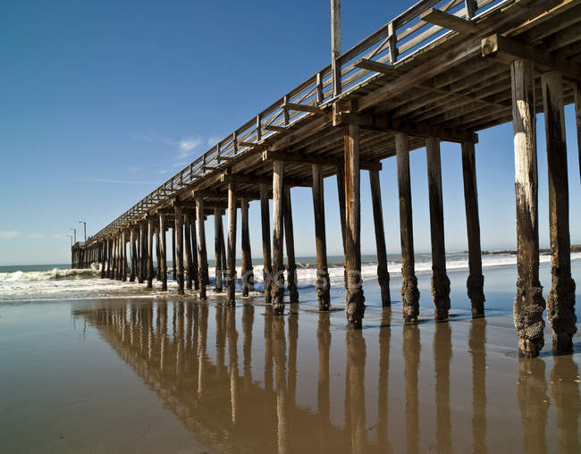 Vista en ángulo bajo del paseo marítimo en Cayucos, California, EE.UU. - foto de stock