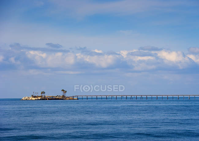 Мост на остров через океанскую воду в Калифорнии, США — стоковое фото