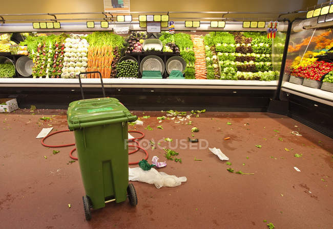 Grocery store produce aisle after hours, Portland, Oregon, USA — Stock Photo