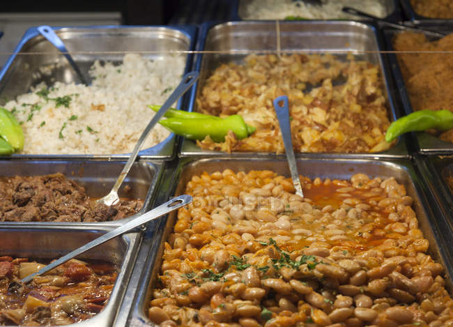 Close-up de alimentos cozidos em buffet em recipientes — Fotografia de Stock