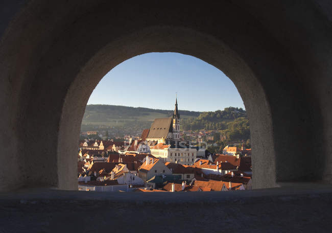 Arco al vecchio paesaggio urbano di Cesky Krumlov, Repubblica Ceca, Europa — Foto stock