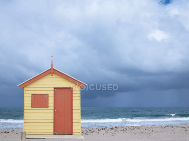 Cabane de plage sur la côte sous un ciel spectaculaire, Australie occidentale — Photo de stock