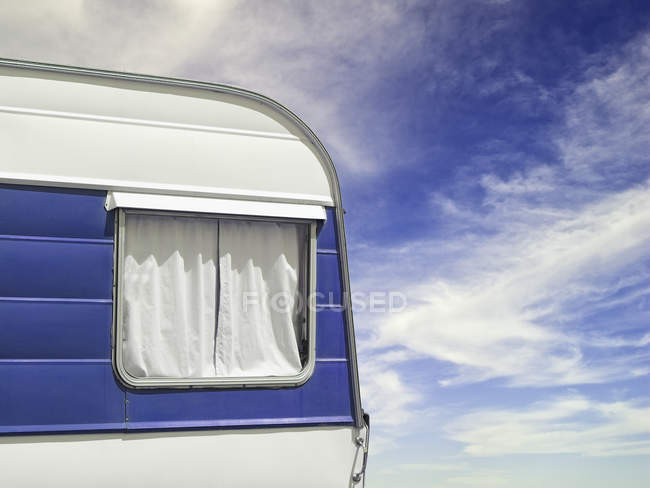 Lado del camión RV contra el cielo azul con nubes - foto de stock
