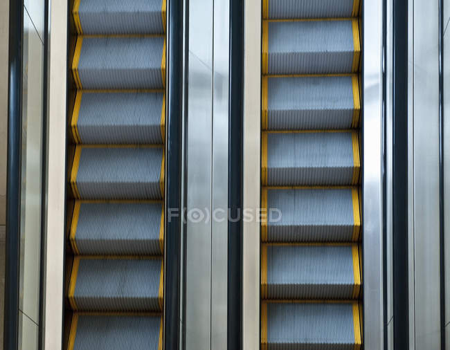 Эскалаторы в офисном здании, Феникс, Аризона, США — стоковое фото