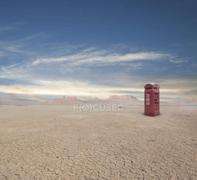 Caixa telefónica no deserto na Califórnia, EUA — Fotografia de Stock