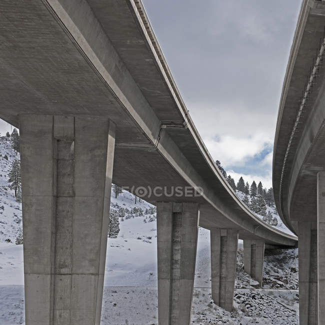 Vista a basso angolo della struttura del ponte di cavalcavia interstatale in inverno in Nevada, Stati Uniti — Foto stock