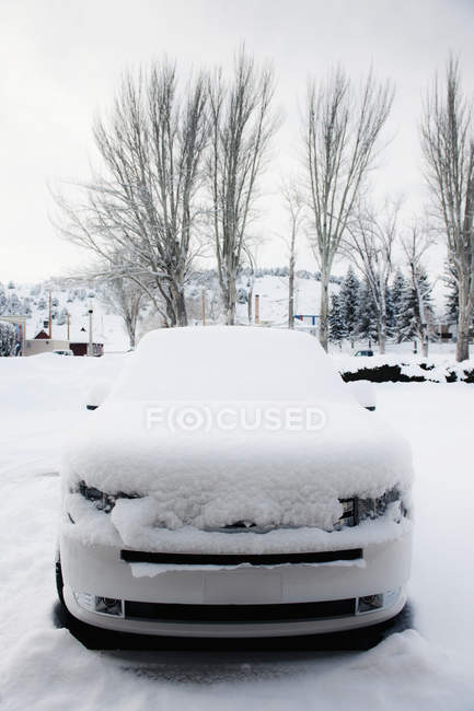 Carro coberto de neve no campo de Ely, Nevada, EUA — Fotografia de Stock
