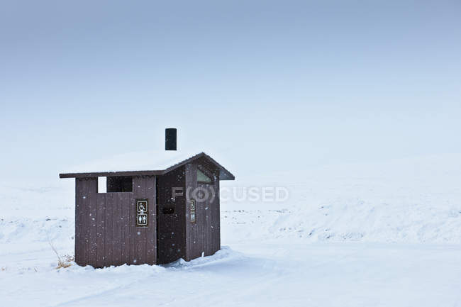 Деревянный туалет в снежном ландшафте, Юта, США — стоковое фото