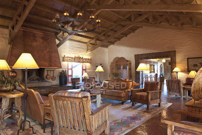 Прекрасная гостиная в юго-западном стиле в Мбаппе, Аризона, США — стоковое фото