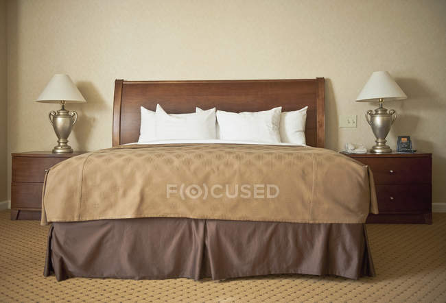 Современная спальня с лампами, Ричмонд, Вирджиния, США — стоковое фото