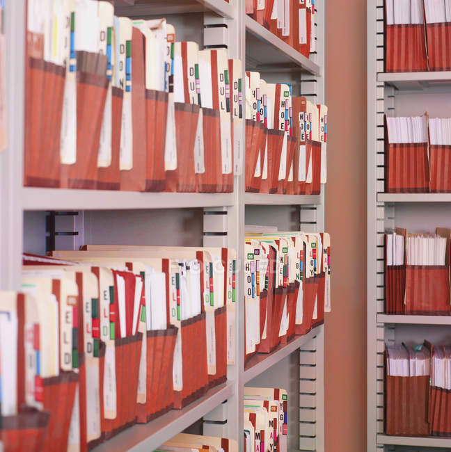 Estantes de carpetas de archivos en la oficina en San Diego, California, EE.UU. - foto de stock