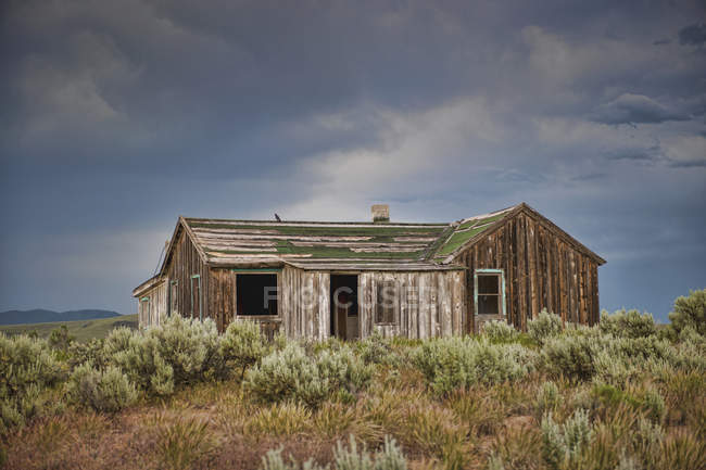 Покинутий дерев'яний заміський будинок у посушливому пейзажі, штат Арізона, США — стокове фото