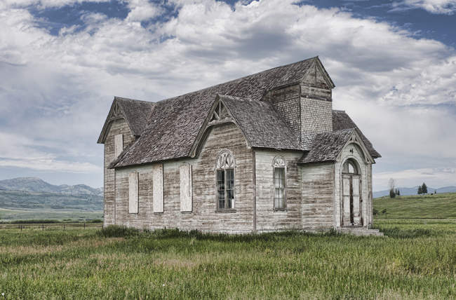 Bâtiment abandonné en pierre d'église de campagne sur prairie verte, Billings, Montana, USA — Photo de stock