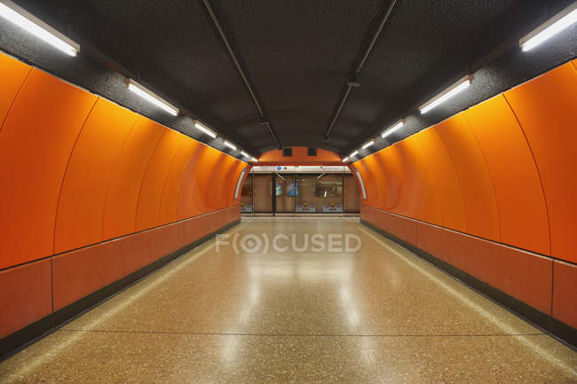 Estación de metro subterráneo en naranja, Hong Kong, China - foto de stock