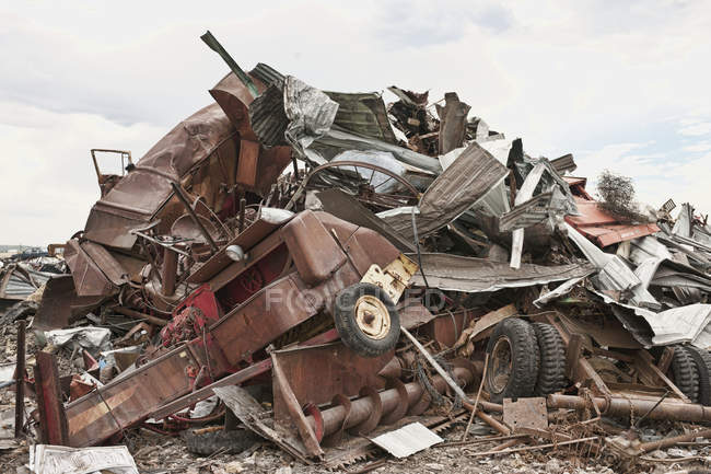 Ricambi auto accatastati in discarica, Billings, Montana, Stati Uniti — Foto stock