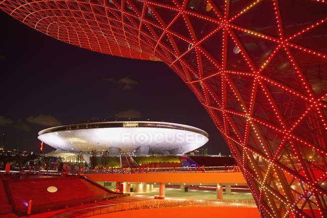 Edificios modernos por la noche, Shanghai Expo, Shanghai, China - foto de stock