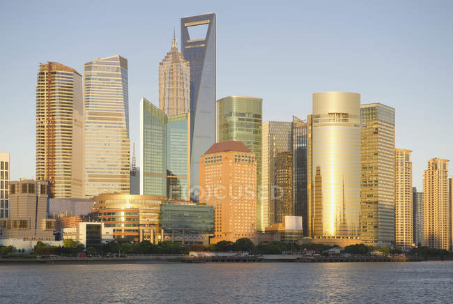 Rascacielos del skyline de la ciudad de Shanghai en el centro de la ciudad, China - foto de stock