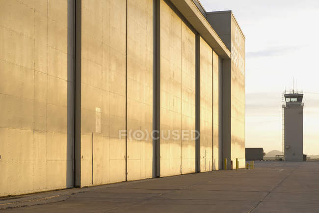 Стена воздушной вешалки в аэропорту Финикса, Аризона, США — стоковое фото