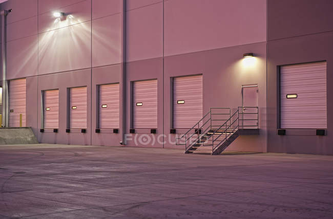 Porte chiuse della banchina di carico del magazzino al crepuscolo, Phoenix, Arizona, USA — Foto stock