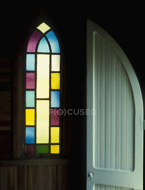Tür und Buntglasfenster, Deutschland, North Carolina, Vereinigte Staaten — Stockfoto