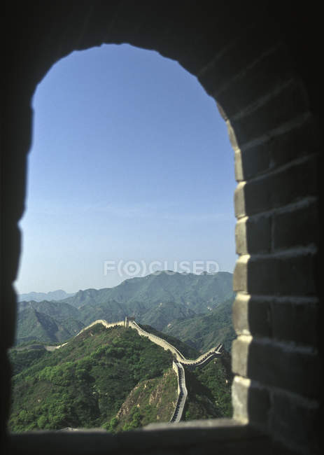Велика Стіна Китаю проглядається через арочні вікна, Бадалювання, Китай — стокове фото