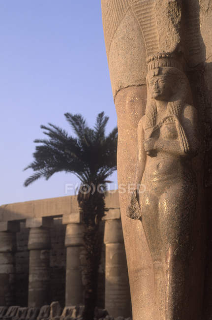 Alívio de coluna tradicional em Karnak, Luxor, Egito — Fotografia de Stock