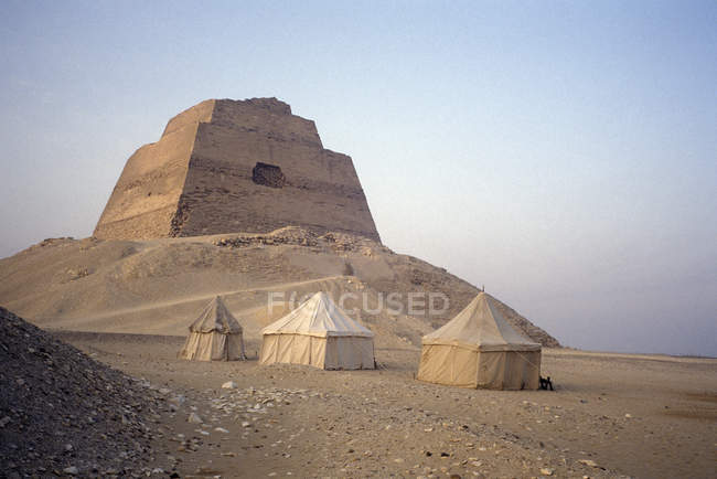 Barracas de pirâmide e beduínos no deserto de Meidum, Egito, África — Fotografia de Stock