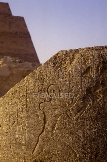 Gros plan des hiéroglyphes et du pétroglyphe sur le site archéologique de Meidum, Égypte — Photo de stock