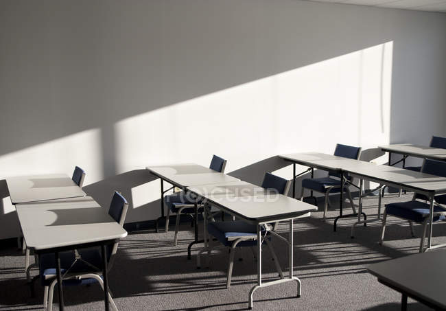 Mesas y sillas en el aula universitaria, Research Triangle Park, Carolina del Norte, EE.UU. - foto de stock