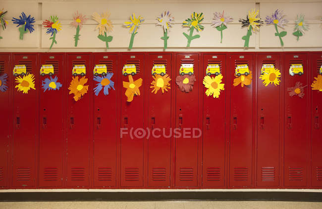 Armários decorados com flores de papel No corredor da escola — Fotografia de Stock
