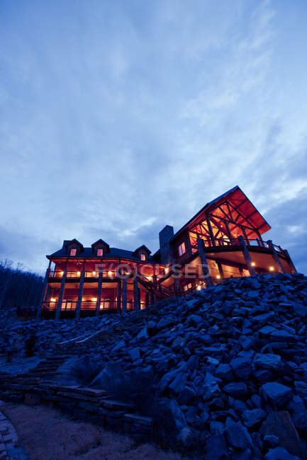 Grande hotel de madeira iluminado à noite, Arkansas, EUA — Fotografia de Stock