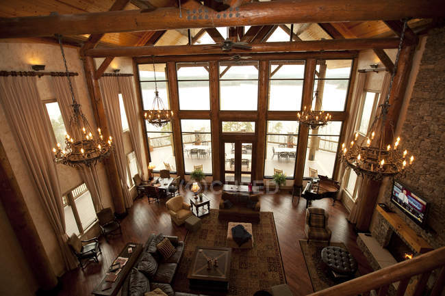 Soffitto in legno e scale in soggiorno di lusso — Foto stock
