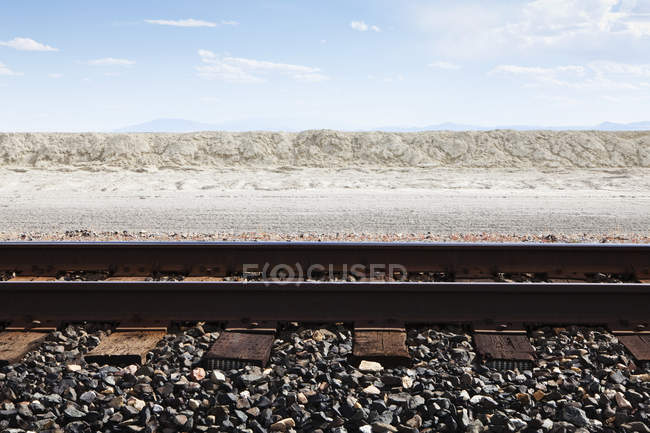 Vías férreas a través de salinas, Bonnaville Salt Flats, Utah, Estados Unidos - foto de stock