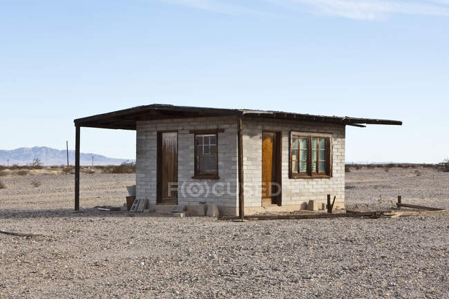 Покинутий пустельний будинок в посушливих ландшафті Twentynine пальми, Каліфорнія, США — стокове фото