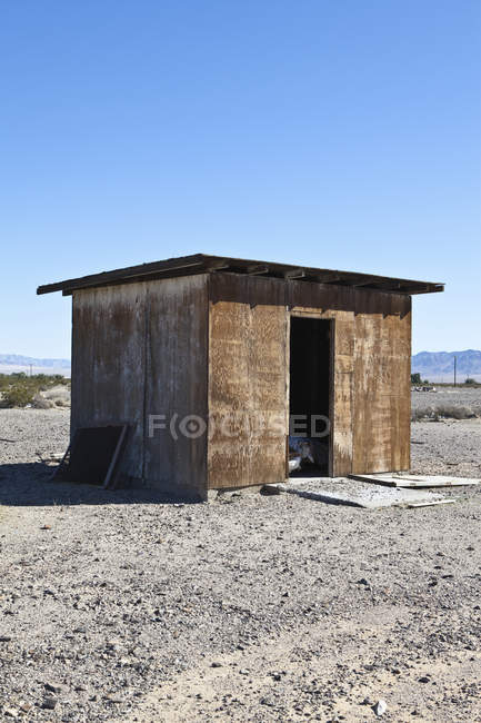 Cabaña desierta abandonada en paisaje árido, Twentynine Palms, California, EE.UU. - foto de stock