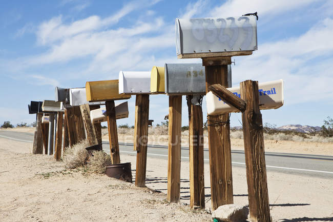 Fila di cassette postali retrò lungo la strada del deserto, Twentynine Palms, Stati Uniti — Foto stock