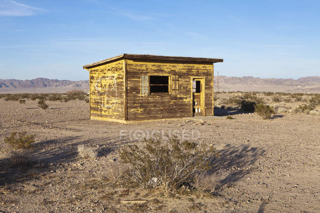 Rifugio abbandonato in legno deserto a Twentynine Palms, California, USA — Foto stock
