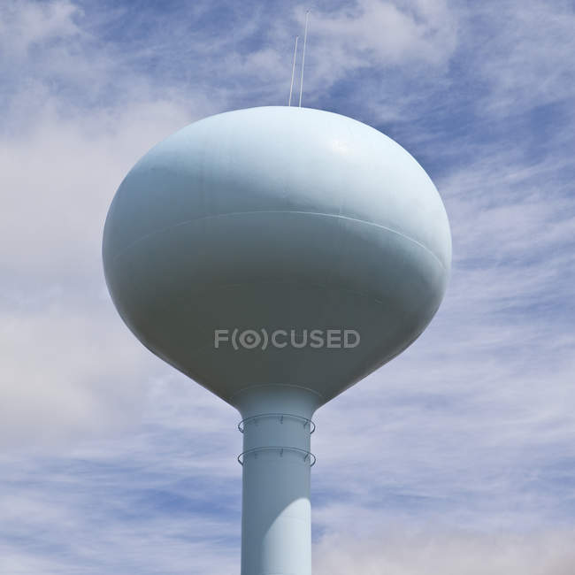 Wasserturm kugelförmige Lagerung gegen bewölkten Himmel, South Dakota, USA — Stockfoto