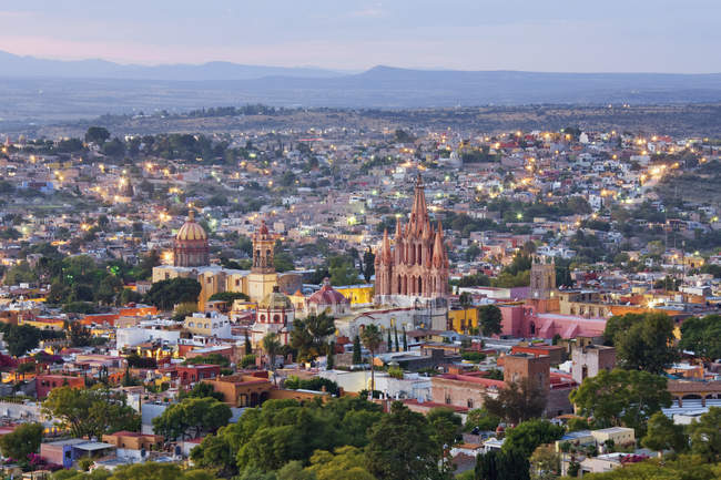 Skyline de la ciudad con casas y edificios de catedrales, Guanajuato, México - foto de stock