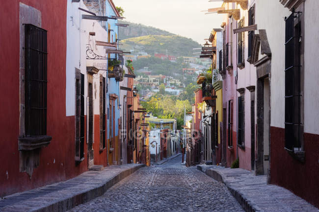 Vecchia strada cittadina con case a schiera, Guanajuato, Messico — Foto stock