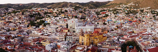 Skyline der Stadt mit Häusern und Kathedrale, Guanajuato, Mexiko — Stockfoto
