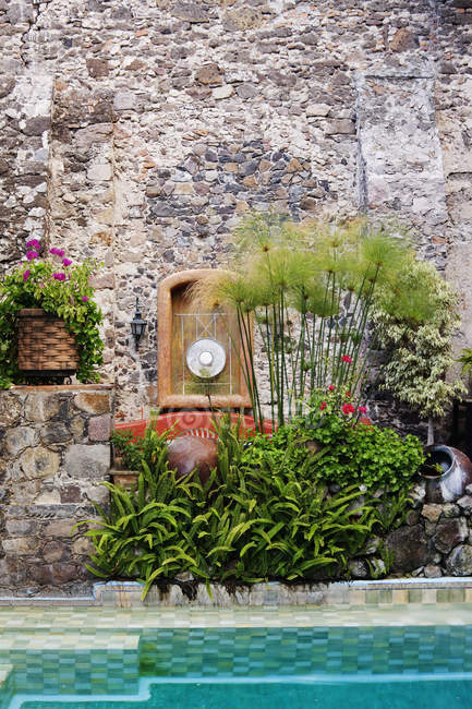 Басейн у готельному саду, Сан-Міґель-де-Альєнде, Гуанахуато, Мексика — стокове фото