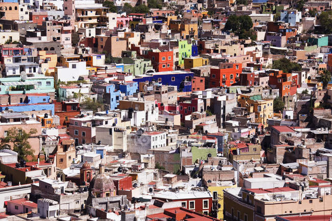 Патронаж жилых домов в центре мексиканского города Гуанахуато — стоковое фото