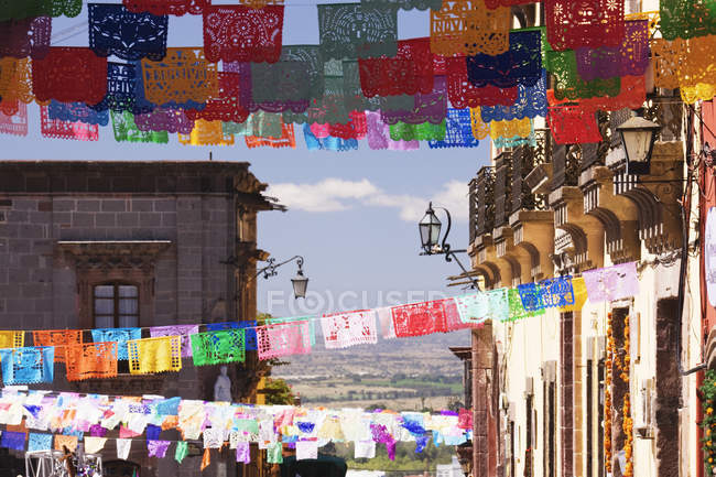 Bandiere di carta appese alle corde mentre Giorno dei Morti a Guanajuato, Messico — Foto stock