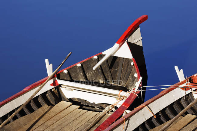 Barcos de remos amarrados en el río Arno en Italia, Europa - foto de stock