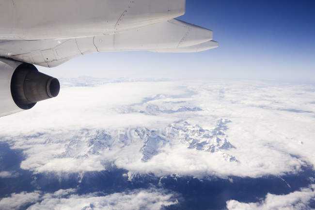 Вид с воздуха на Альпы под крылом самолета в Италии, Европе — стоковое фото